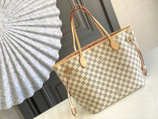 中号钢钉 顶级原单n41605 Neverfull 中号手袋 极具传奇色彩的 Neverfull 手袋： 总是能够满足您对手提包的各种需要。 容量大却不显笨重，