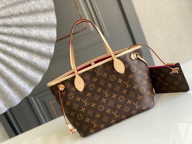 小号钢钉 顶级原单m41245 Neverfull Pm 這款neverfull Mm手挽袋將雋永經典的設計融合傳統的細節，選用monogram帆布打造，綴以天