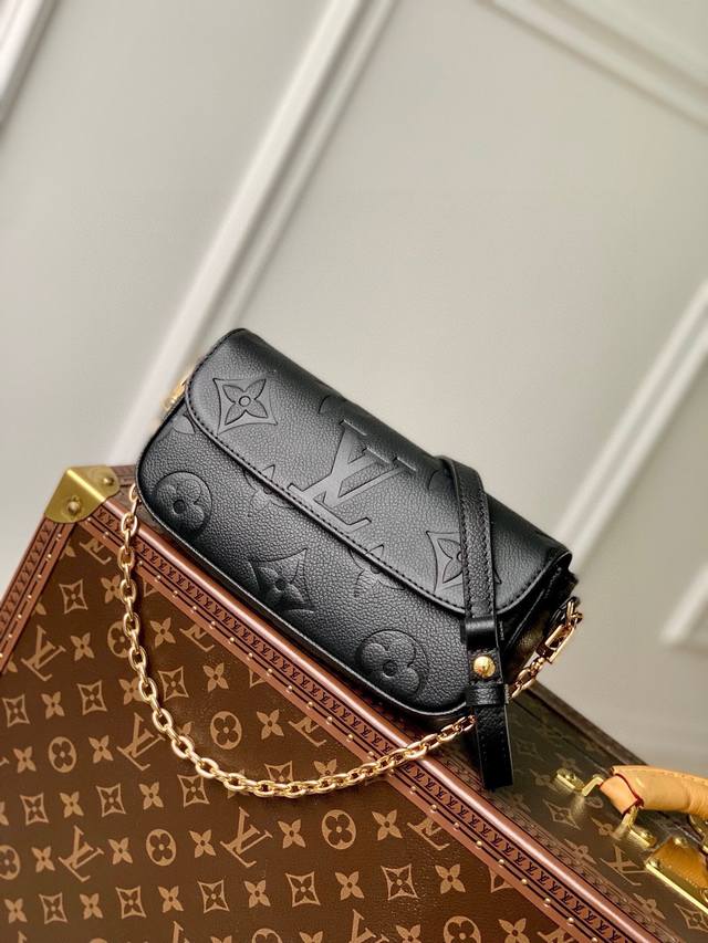 变码芯片、头层皮 顶级原单 Wallet On Chain Ivy 手袋取材 Monogram Empreinte 粒面皮革，其上压印大号 Monogram 图