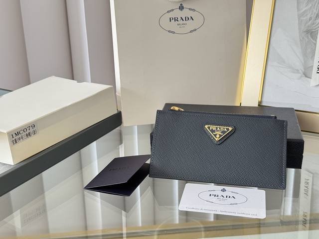 Prada 十字纹卡包，零钱包 型号：1Mc079，独家实拍，颜色如图所示 十字纹牛皮制作，版型新颖独特，超正 收纳方便快捷，可手拿可放包里，拉链开合方便 男女