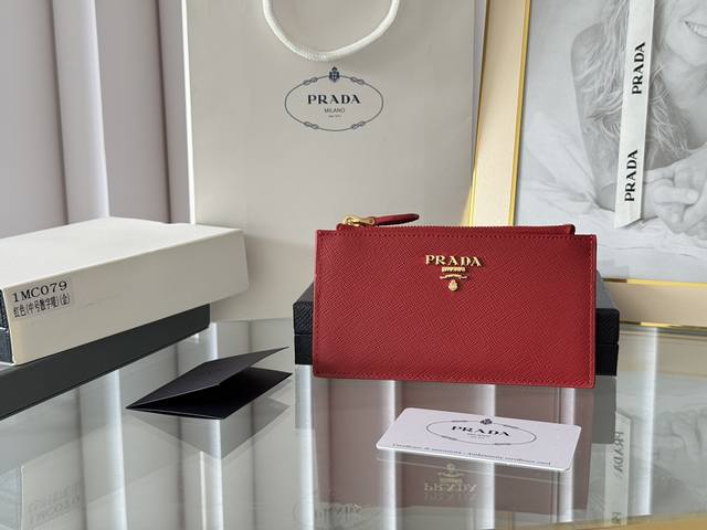 Prada 十字纹卡包，零钱包 型号：1Mc079，独家实拍，颜色如图所示 十字纹牛皮制作，版型新颖独特，超正 收纳方便快捷，可手拿可放包里，拉链开合方便 男女