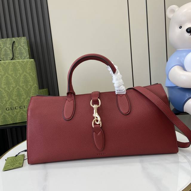 配全套原厂绿盒包装 新品 Gucci Jackie系列中号托特包。Jackie系列推出全新中号托特包，魅力演绎优雅气韵与精致格调。这款单品采用酒红色优质皮革制作