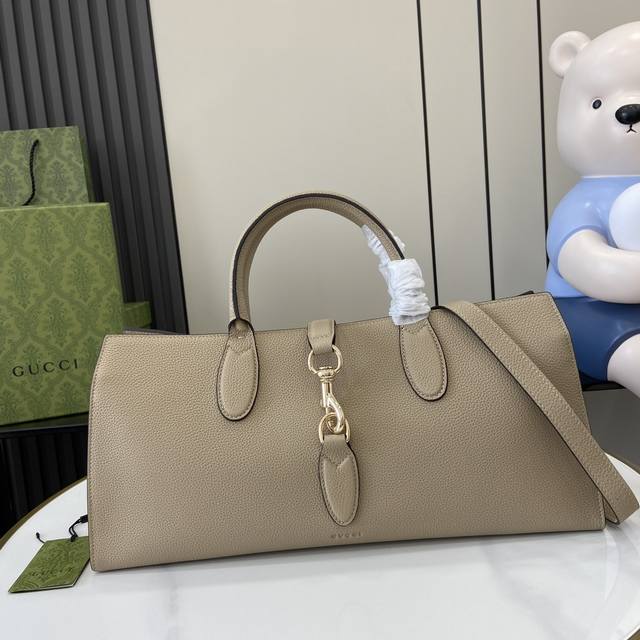 配全套原厂绿盒包装 新品 Gucci Jackie系列中号托特包。Jackie系列推出全新中号托特包，魅力演绎优雅气韵与精致格调。这款单品采用米灰色优质皮革制作