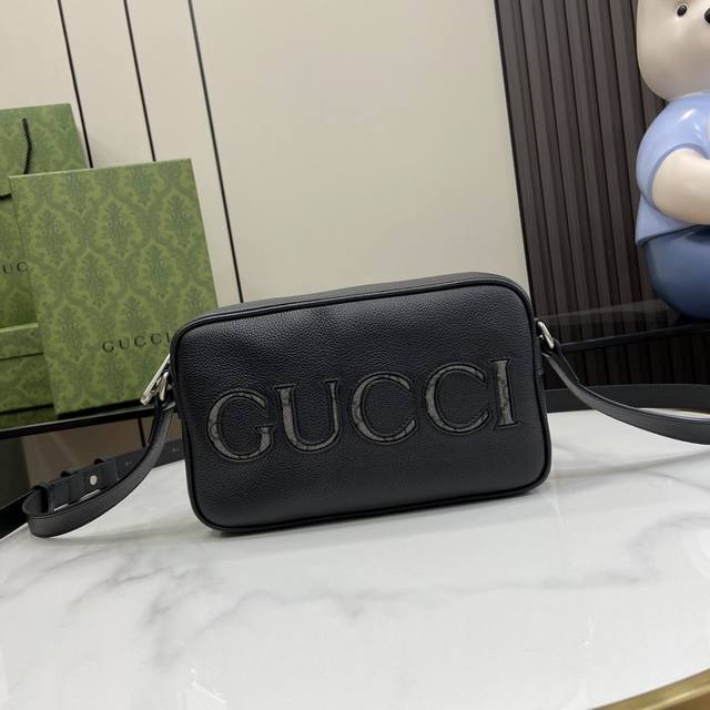 配全套原厂绿盒包装 新品 Gucci迷你肩背包。2024早春系列呈现全新面料组合，演绎一系列由皮革和supreme帆布混搭演绎的经典旅行箱包，并将品牌标志性细节