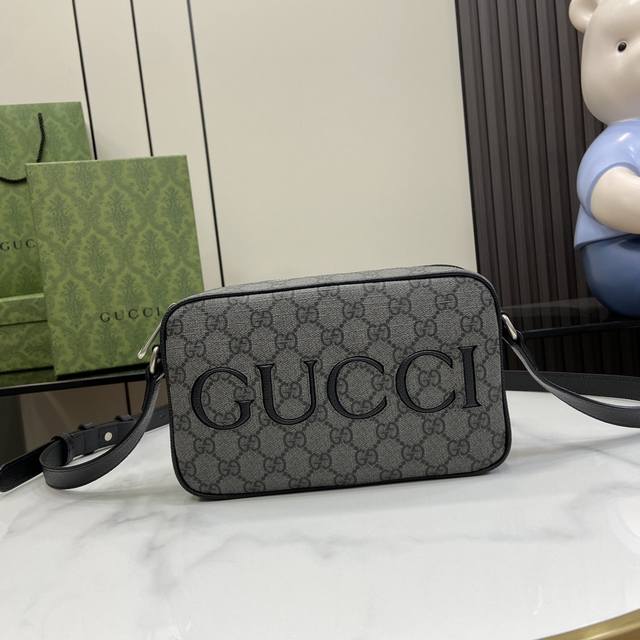 配全套原厂绿盒包装 新品 Gucci迷你肩背包。2024早春系列呈现全新面料组合，演绎一系列由皮革和supreme帆布混搭演绎的经典旅行箱包，并将品牌标志性细节