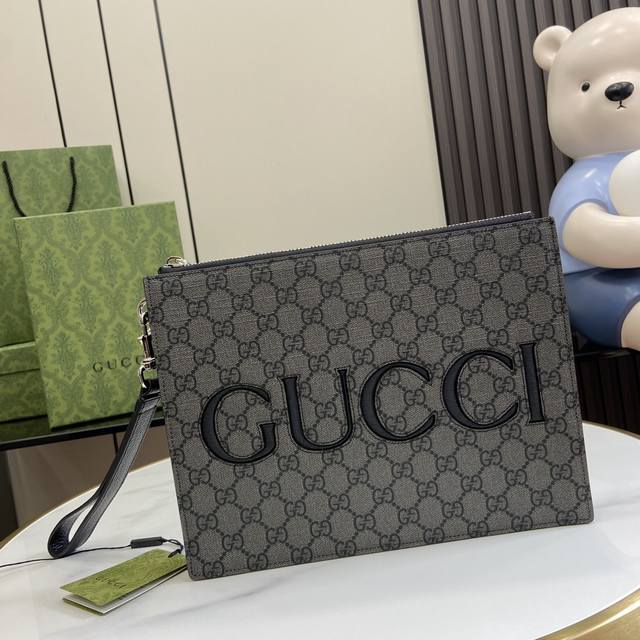 配全套原厂绿盒包装 新品 饰包带gucci手拿包。2024早春系列呈现全新面料组合，演绎一系列由皮革和supreme帆布混搭演绎的经典旅行箱包，并将品牌标志性细