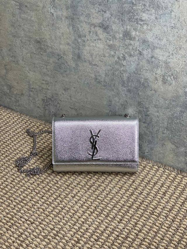 圣罗兰ysl Kate钻石纹金闪闪 永恒的经典！人手必备的标志性斜挎包！内有一个插袋！没有一个流苏包都不敢说自己潮 尺寸：20X12.5X5Cm编码377629