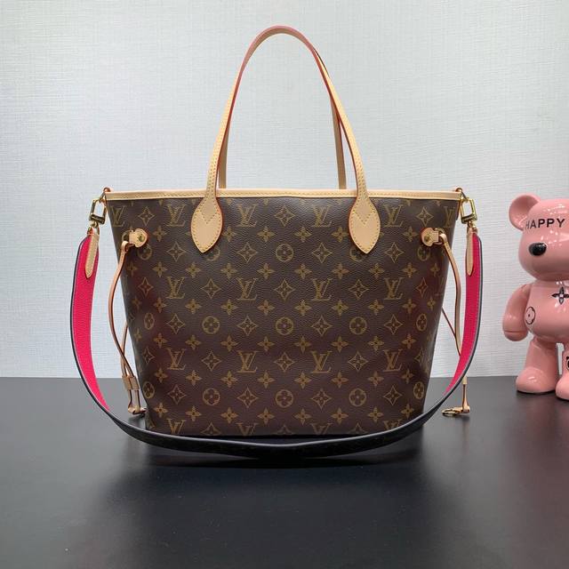 款号：M12257 作为路易威登的经典设计之一，Neverfull Bandoulière Inside Out 中号手袋此次取材 Monogram 帆布和条纹