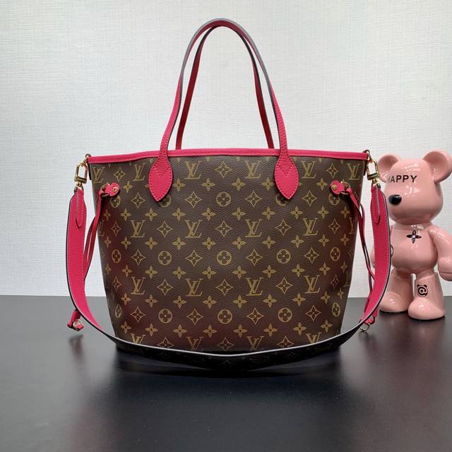 款号：M12707 作为路易威登的经典设计之一，Neverfull Bandoulière Inside Out 中号手袋此次取材 Monogram 帆布和条纹