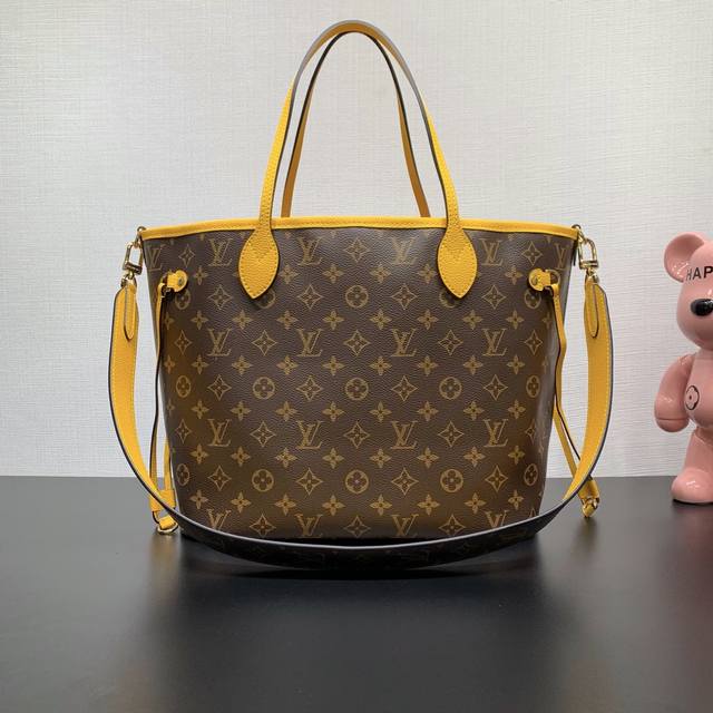 款号：M12779 作为路易威登的经典设计之一，Neverfull Bandoulière Inside Out 中号手袋此次取材 Monogram 帆布和条纹