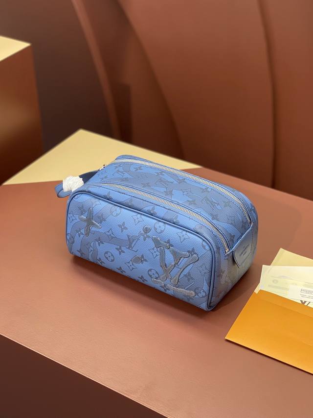 M82337滴胶！蓝色此款dopp Kit 盥洗袋选用 Monogram Aquagarden 帆布，以立体水滴效果重绎 Lv 字母和 Monogram 花卉，