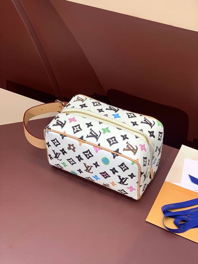 M47069 迷彩白！Locker Dopp Kit 盥洗袋 本款 Locker Dopp Kit 盥洗袋取材 Monogram Craggy 帆布，缤纷 Mo