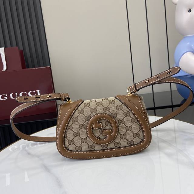 配全套原厂绿盒包装 新款 Gucci Blondie系列迷你肩背包 Gucci Blondie系列全新手袋饰有在20世纪70年代初期首次亮相的品牌系列经典标识，