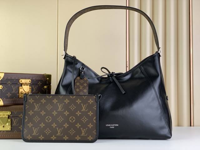 出厂价 Carryall Dark 中号手袋 M25143 46197黑色 以柔软羊皮革塑造时尚慵懒廓形，为 2024 春夏秀场造型增添瞩目姿彩。抛光金属件与触