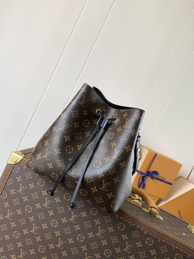 出厂价 全钢五金 顶级原单 变码芯片 Gaston-Louis Vuitton 于 1932 年专为承运香槟酒设计的酒袋邂逅当代潮流，化身蕴含传承之美的 Néo