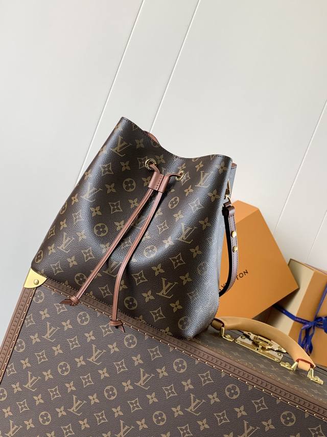 出厂价 全钢五金 顶级原单 变码芯片 Gaston-Louis Vuitton 于 1932 年专为承运香槟酒设计的酒袋邂逅当代潮流，化身蕴含传承之美的 Néo