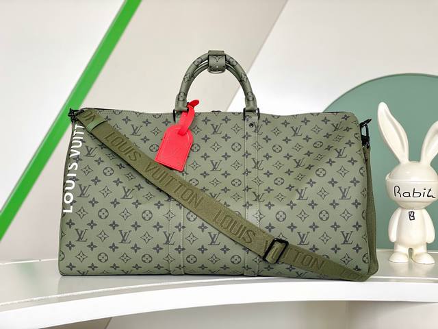 顶级原厂 M23963绿 顶级原单 本款 Keepall Bandoulière 55 旅行袋出自 Monogram Tones 系列，以秋季清新色调搭配明媚