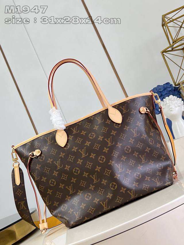 顶级原单 独家实拍 M11947黄 本款 双面可用 Neverfull 中号托特包为柔软 Monogram 帆布勾勒牛皮革饰边，于宽敞构型融入缤纷织物内衬。两侧