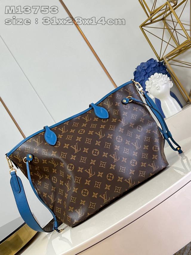 顶级原单 独家实拍 M13753蓝 本款 双面可用 Neverfull 中号托特包为柔软 Monogram 帆布勾勒牛皮革饰边，于宽敞构型融入缤纷织物内衬。两侧