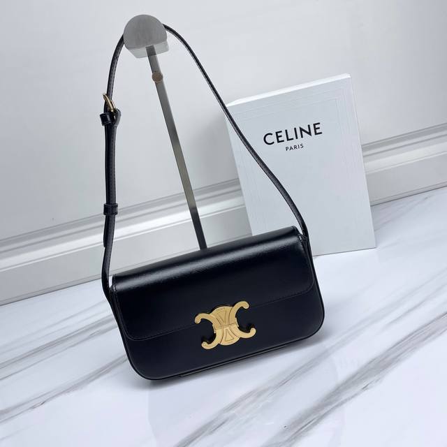 Celine Triomphe Shoulder Bags 牛皮革凯旋门腋下包 上身超级优雅温柔显气质～长方形的轮廓复古感满满～随便穿什么搭配这个包都是高级风～