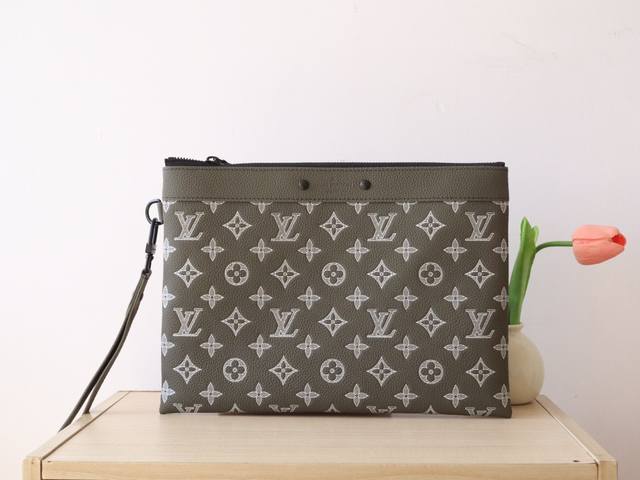 顶级原单m12499头层压花 Pochette To-Go 手拿包取材 Monogram Shadow 压纹皮革，以铆钉标签含蓄展露品牌格调。充裕空间可容纳文件