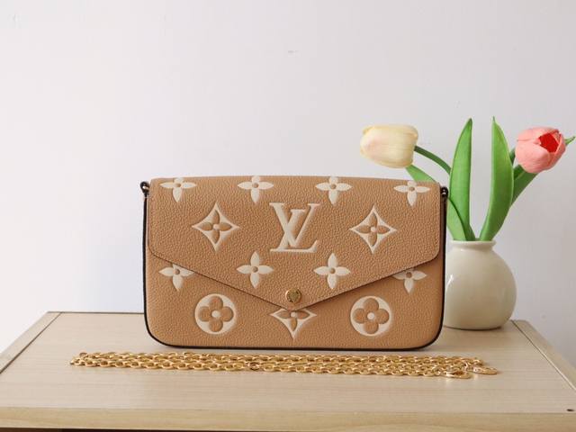 顶级原单m12754丝印棕色 本款 Pochette Félicie 链条包为 Monogram Empreinte 皮革描绘 Monogram 印花，其信封式