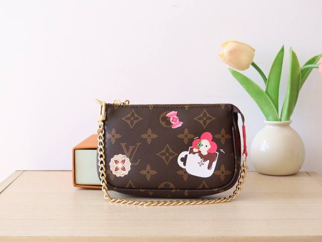 圣诞系列m12205麻将包 本款 Mini Pochette Accessoires 手拿包以缤纷糖果图案点题 Candy Factory 系列，令品牌吉祥物