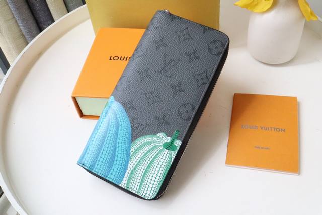 M81971 Lvxyk Zippy垂直钱包庆祝房子对艺术世界的奉献，这是新的louis Vuitton X Yayoi Kusama系列的一部分。这位受人尊敬