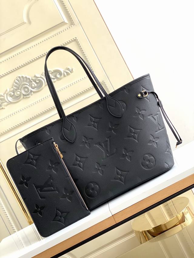 顶级原单 M45685 黑色 本款 Neverfull 中号手袋取材 Monogram Empreinte 软压纹皮革。收紧两侧束带，充裕容量亦可化身小巧都市手