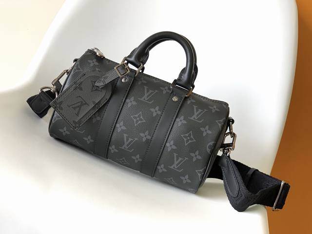 顶级原单m46271黑花 枕头包 本款 Keepall 25 手袋取材 Monogram Eclipse Reverse 帆布，展现路易威登经典图案的优雅重绎。