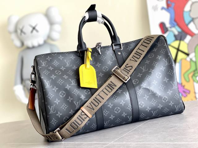 新款m40569 45611 棕肩带 Keepall 45旅行袋，由全新标志性黑灰monogram Eclipse帆布裁制而成。自1930年以来，Keepall