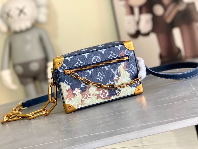 M23731 M44735 ！Mini Soft Trunk 枪火玫瑰 以细致粒面taurillon Monogram皮革制造，深色monogram画布上的色彩