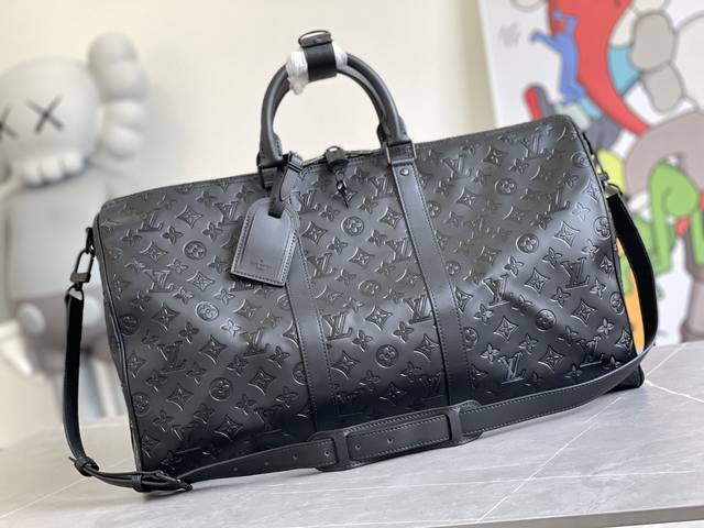 顶级原单 M44810 本款 Keepall Bandoulière 50 旅行袋为 Monogram Shadow 皮革铺陈全幅 Monogram 压纹，搭配