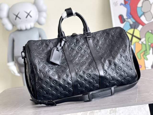 大调价 顶级原单 M59025 全皮压花 本款 Keepall 旅行袋为细腻牛皮革压印 Monogram 图案，焕新品牌经典之作的同时见证匠心工艺。机舱行李尺寸