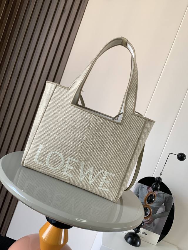 全新提花帆布loewe Font Tote 手袋 Loewe Font Tote 是一款长方体手袋，饰有对比色 Loewe 标志中号版本以提花帆布制成饰有皮革饰