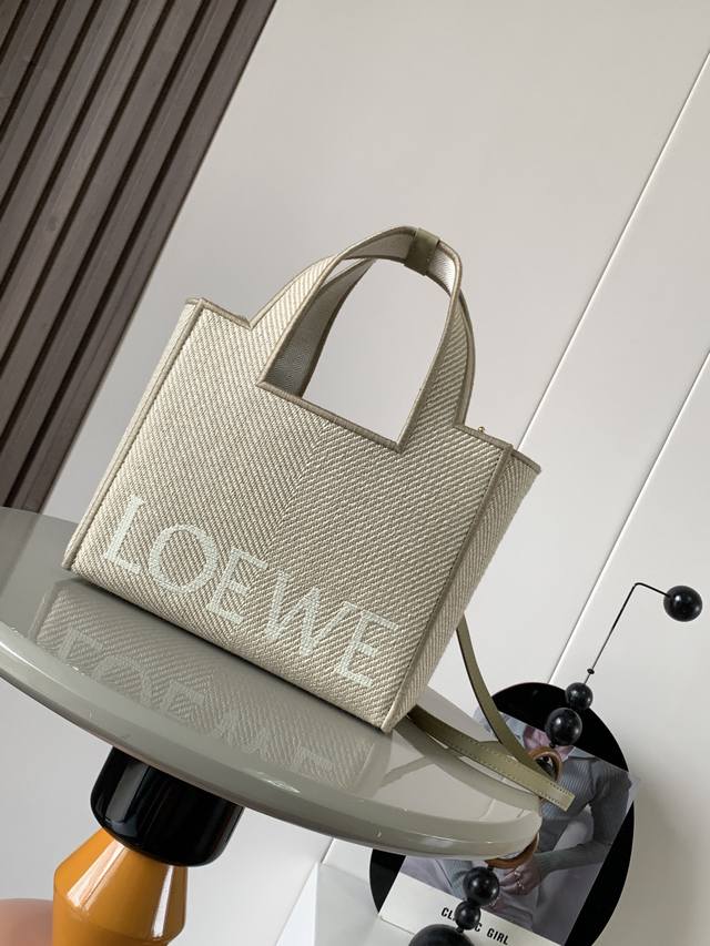 小号提花帆布 Loewe Font Tote 手袋 Loewe Font Tote 是一款长方体手袋，饰有对比色 Loewe 标志。小号版本以提花帆布制成饰有皮