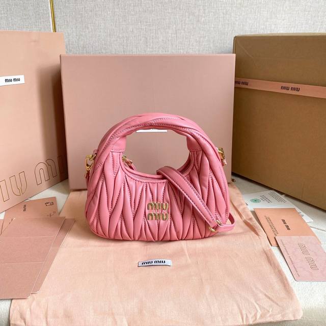 Miumiu新品迷你miuwander手袋，采用进口小羊皮经典品牌标志性matelasse纹理绣花，复古磨砂五金，利用圆孤的曲线，保留了应有的俏皮感，包型整体硬