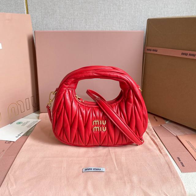 Miumiu新品迷你miuwander手袋，采用进口小羊皮经典品牌标志性matelasse纹理绣花，复古磨砂五金，利用圆孤的曲线，保留了应有的俏皮感，包型整体硬