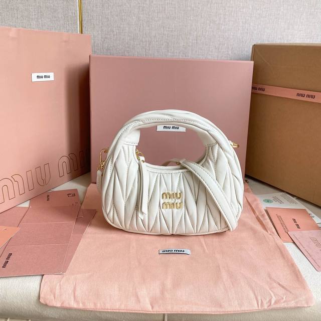 Miumiu新品迷你miuwander手袋，采用进口小羊皮经典品牌标志性matelasse纹理绣花，复古磨砂五金，利用圆孤的曲线，保留了应有的俏皮感，包型整体硬