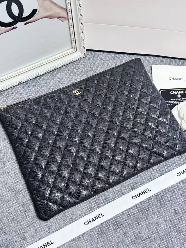 Chanel 爆款ipad手拿包 采用法国进口原版牛皮细球纹 简单又不失大气 最重要的还是实用 皮质柔软细腻 手感舒服 容量可是非常大 小型号2080、尺寸 3