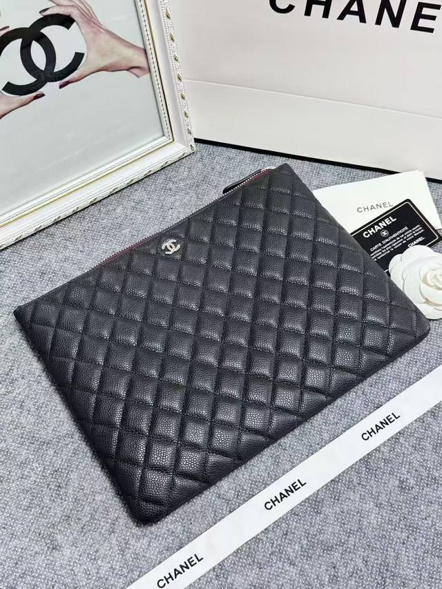 Chanel 爆款ipad手拿包 采用法国进口原版牛皮球纹 简单又不失大气 最重要的还是实用 皮质柔软细腻 手感舒服 容量可是非常大 小型号2071尺寸31 C