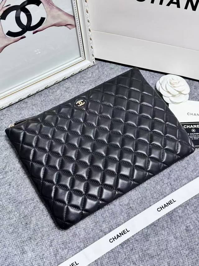 Chanel 爆款ipad手拿包 采用法国进口原版羊皮 简单又不失大气 最重要的还是实用 皮质柔软细腻 手感舒服 容量可是非常大 小型号2071 C M、尺寸大