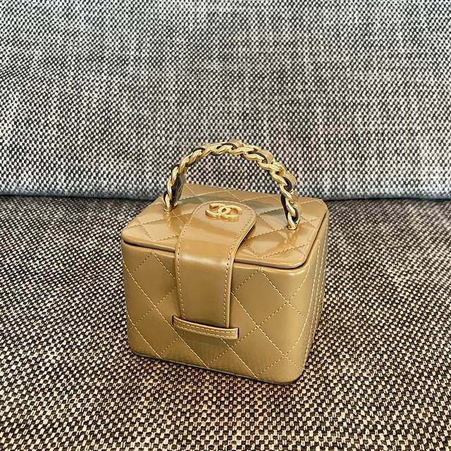 Chanel Vintage 珠光手提化妆包 尺寸:11X9.5X8.5Cm