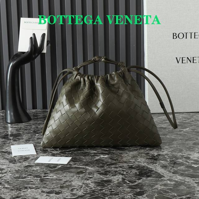 Bottega Veneta新款dustbag 一只又轻又软羊皮编织福袋包 这款福袋包不管是包型还是颜色真的一眼难忘 纯手工的编织工艺非常重工 再加上软乎乎的质