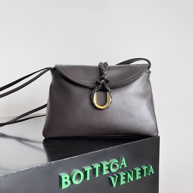 来自1970年的灵感，Bottega Veneta 女士徽标单肩包，光滑皮面带来干净的帅气感，就像职场女性的利落与坚韧，前扣优质五金吊坠包身，整体复古优雅，优秀