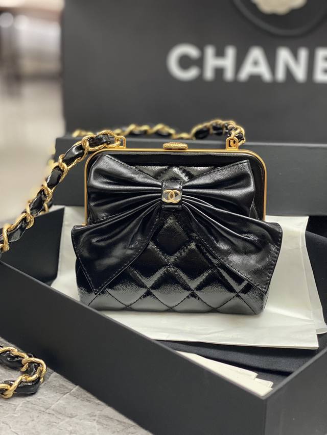 Chanel，蝴蝶包包颜值已使用完美融合的包包在世界中绽放个性，将经济生活态度握在手中完美融合异常所思以时尚审美大号与小