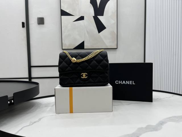 As3921大号 Chanel 23P 羊皮爱心球完胜金球 金球有多火不用多说了吧，专柜难买程度5颗星，这次新一季上新爱心款，火速来 Get 哑光磨砂质感的爱心