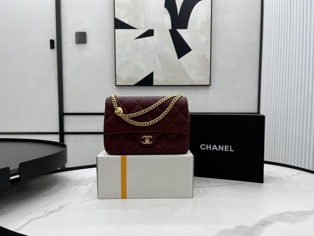 As3921大号 Chanel 23P 羊皮爱心球完胜金球 金球有多火不用多说了吧，专柜难买程度5颗星，这次新一季上新爱心款，火速来 Get 哑光磨砂质感的爱心