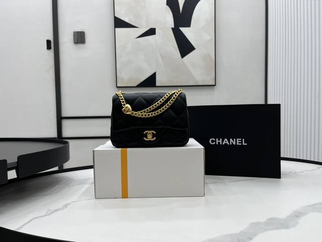 As3829中号 Chanel 23P 羊皮爱心球完胜金球 金球有多火不用多说了吧，专柜难买程度5颗星，这次新一季上新爱心款，火速来 Get 哑光磨砂质感的爱心