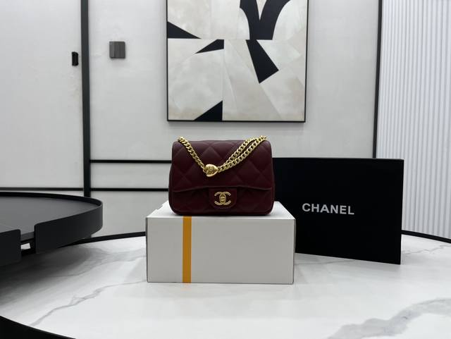 As3829中号 Chanel 23P 羊皮爱心球完胜金球 金球有多火不用多说了吧，专柜难买程度5颗星，这次新一季上新爱心款，火速来 Get 哑光磨砂质感的爱心